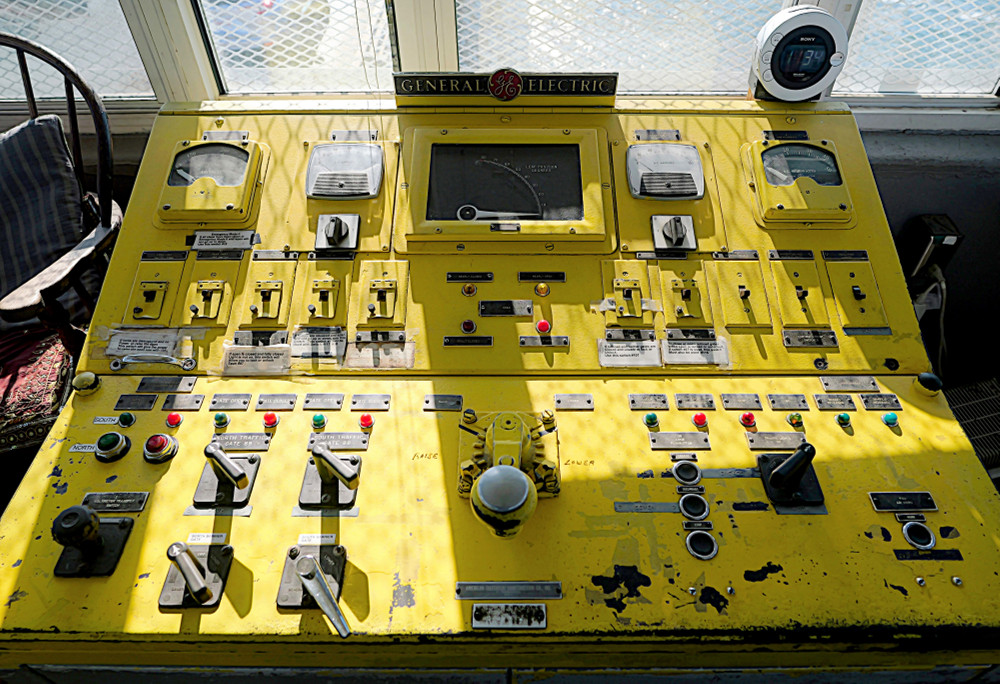 p1002394_light_8x10_300dpi_cp1_fx1-medium.jpg